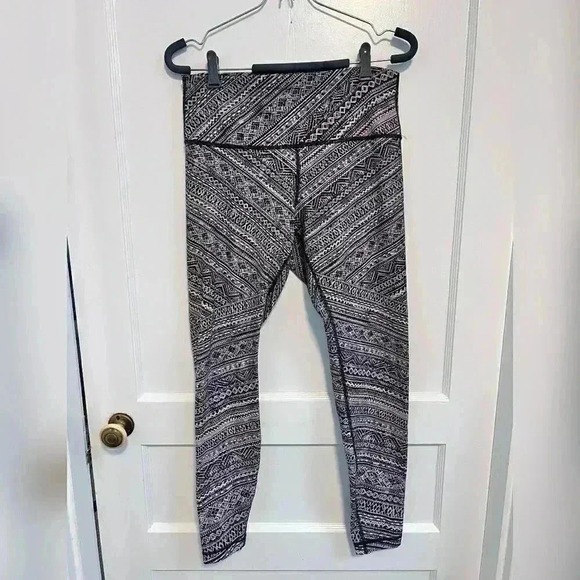 Lululemon Wunder Under
High-Rise Leggings 28" Full-On
Luxtreme Tribal Pace - Picture 5 of 6